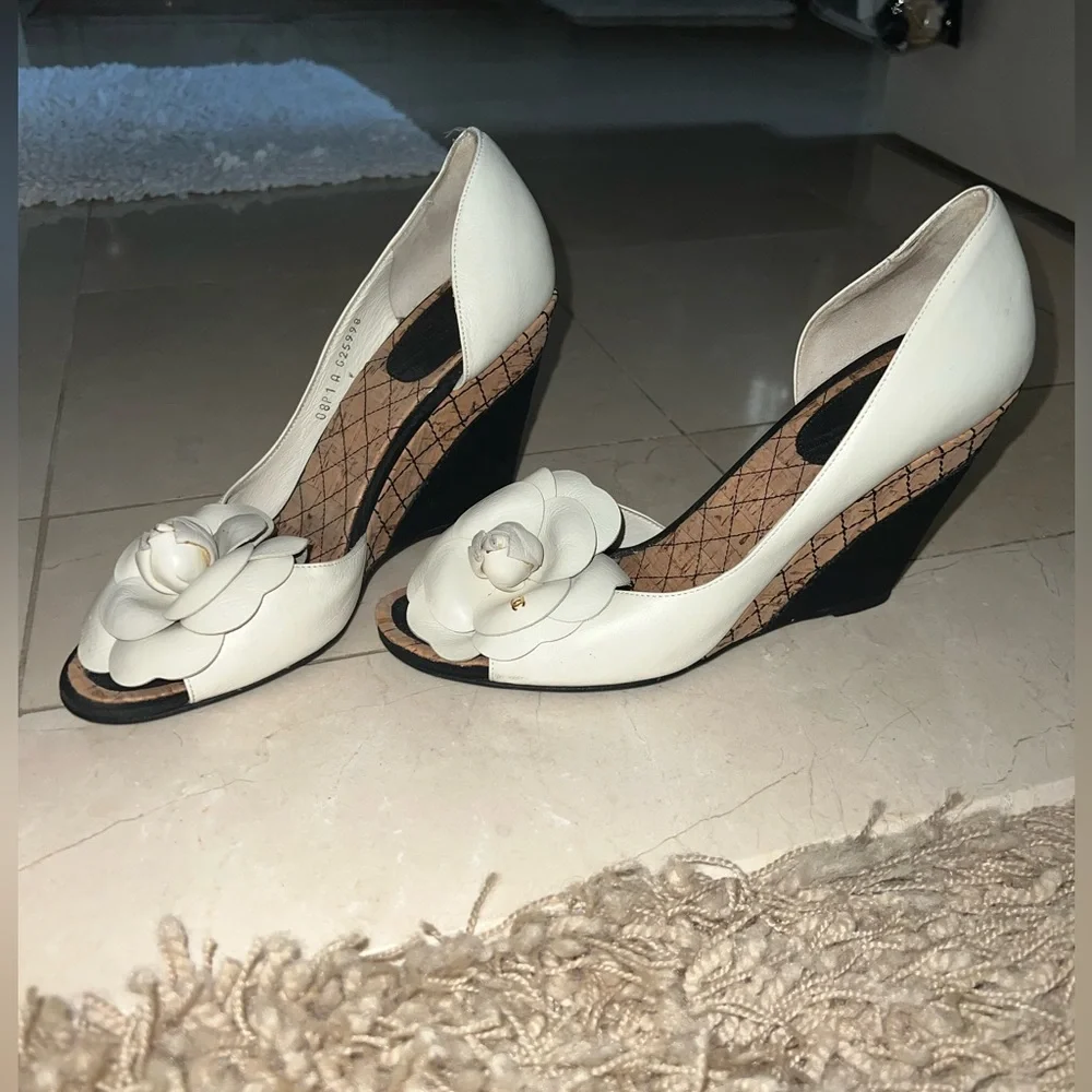 Chanel ivory leather Camellia d’orsay wedge with black accents - Picture 7 of 12